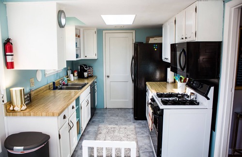 Cloverhill House | Cozy Cottage Near the Airport (3 min to airport)