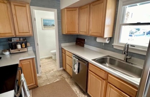 Colington Harbour House | Cozy Cottage on the Canal (Hot Tub, Kayaks & Pool)