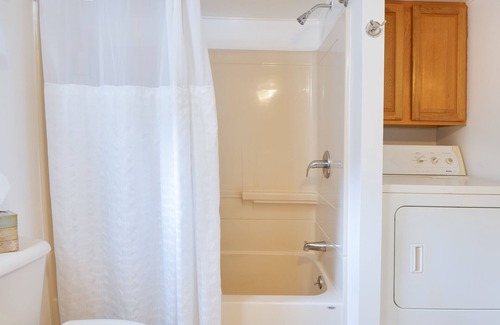 Farmington Cottage | Cozy Cottage on recreational trail. Close to Dining, Shops, and Ski Resorts.