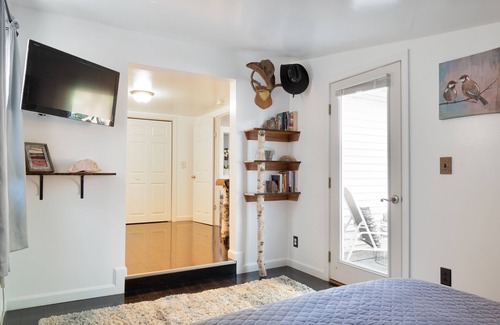 Farmington Cottage | Cozy Cottage on recreational trail. Close to Dining, Shops, and Ski Resorts.
