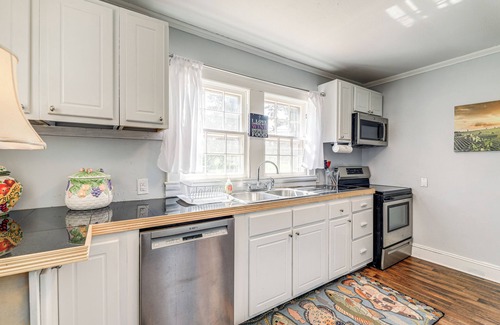 Beaufort Cottage | Cozy Cottage w/Deck, 9 Mi to Downtown Beaufort!