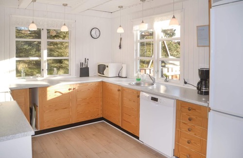 Grærup Strand House | Cozy cottage with thatched roof and situated on an uneven dune plot in Grærup Strand.
