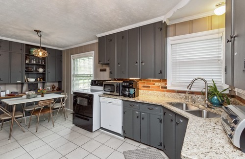 Donelson House | COZY COTTAGE with thoughtful touches close to the AIRPORT, DOWNTOWN, & OPRY