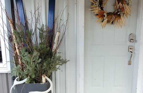 Rocky Mountain House Cabin | Cozy Country Escape: Pet-Friendly Cabin with Ski & Snowshoe Trails