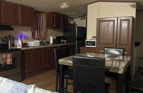 Redwood House | Cozy country cottage 3-bedroom mobile home with WiFi, AC in delightful Henry.