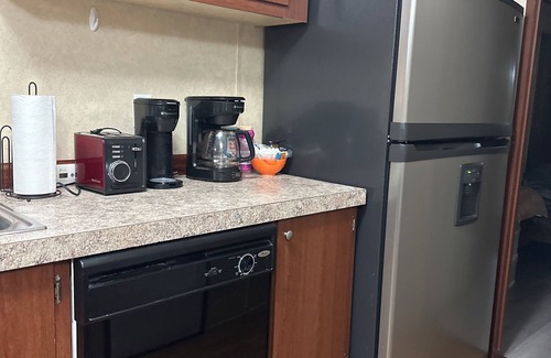 Redwood House | Cozy country cottage 3-bedroom mobile home with WiFi, AC in delightful Henry.