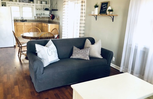 Hutchinson House | Cozy Country Cottage is family friendly, small taste of country close to town.