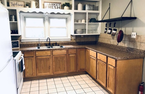 Hutchinson House | Cozy Country Cottage is family friendly, small taste of country close to town.