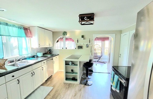 Irving House | Cozy Country Home. 5 minutes from Sunset Bay Beach!