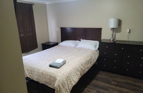 Jacksonville Hotel | Cozy Country side Hotel room for single traveler