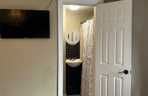 Jacksonville Hotel | Cozy Country side Hotel room for single traveler
