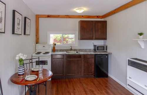 Bloomfield Cabin | Cozy Couple's Getaway in PEC
