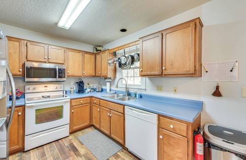 Cameron House | Cozy Couple's Getaway w/Private Yard in Cameron