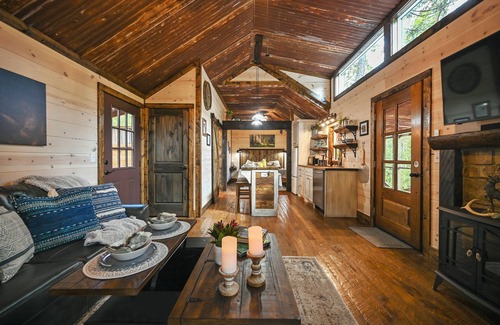 Octavia Cabin | Cozy Couples Cabin/Private & Secluded/Hot Tub/Fire Pit/Hillside View