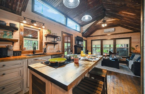 Octavia Cabin | Cozy Couples Cabin/Private & Secluded/Hot Tub/Fire Pit/Hillside View
