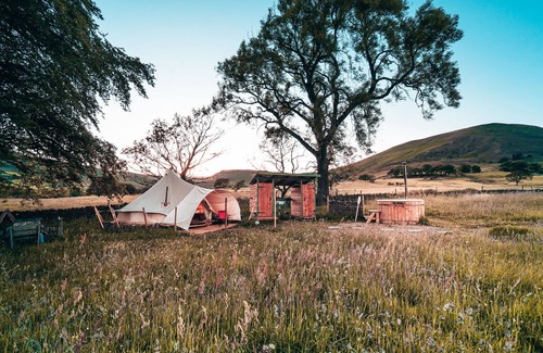 Peak District RV Rental | Cozy Couples Glamping - Private Hot Tub & Sauna