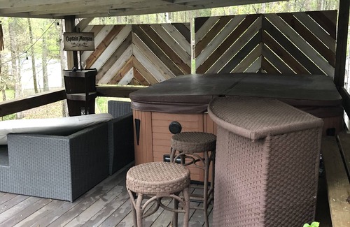 Newberry Shores House | Cozy cove lake cottage