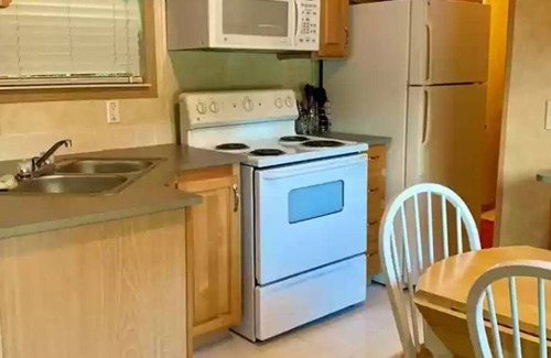 Canada Cottage | Cozy Creekside Tiny Home w/Full Kitchen - Walk to Distillery
