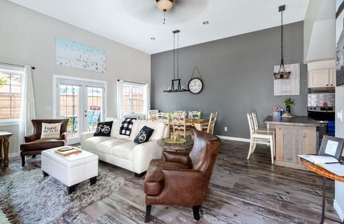 Crystal Beach Cottage | Cozy Crystal Beach Cottage,1 Minute Walk to Bay Beach. Sleep 6.