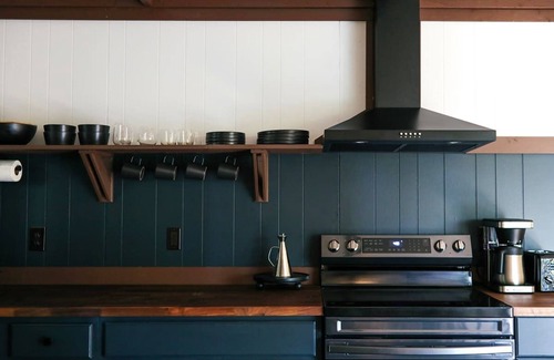 New Market Ski Chalet | Cozy & Curated w Fire Pit, Fireplace & Fast WiFi