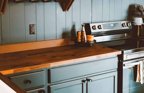 New Market Ski Chalet | Cozy & Curated w Fire Pit, Fireplace & Fast WiFi