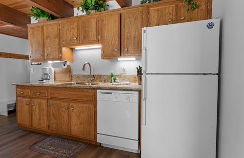 Upper Moonridge Cabin | Cozy & CUTE dog-friendly mountain cabin! Bear Mountain! FOOSBALL! EV CHARGER!