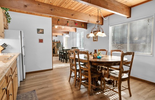 Upper Moonridge Cabin | Cozy & CUTE dog-friendly mountain cabin! Bear Mountain! FOOSBALL! EV CHARGER!