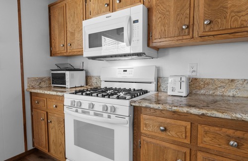 Upper Moonridge Cabin | Cozy & CUTE dog-friendly mountain cabin! Bear Mountain! FOOSBALL! EV CHARGER!