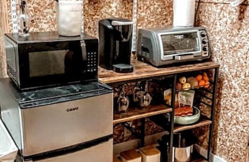 Ozark House | Cozy, Cute, Private Ozark Suite 5 Mins to Hospital