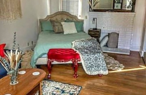 Ozark House | Cozy, Cute, Private Ozark Suite 5 Mins to Hospital