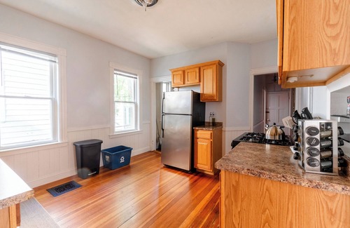 Somerville House | Cozy Davis SQ 4BDs/Free Parking/7 Min to Harvard & MIT/5 Min Walk-Train Station