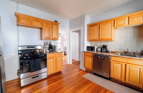 Somerville House | Cozy Davis SQ 4BDs/Free Parking/7 Min to Harvard & MIT/5 Min Walk-Train Station