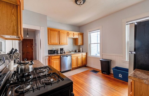 Somerville House | Cozy Davis SQ 4BDs/Free Parking/7 Min to Harvard & MIT/5 Min Walk-Train Station