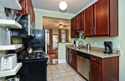 Dilworth Condo | Cozy Dilworth 1BR King Condo | Porch | Walkable
