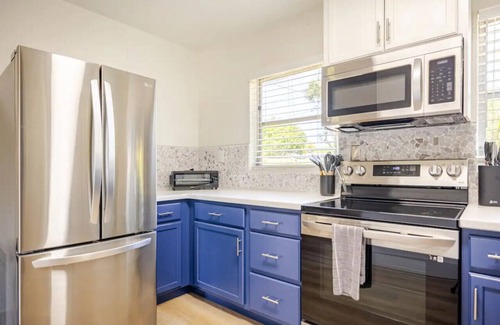 Apollo Beach House | Cozy Dog-friendly Bungalow