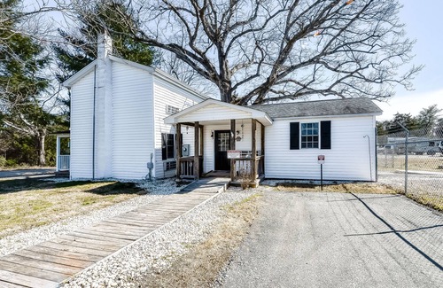 Glenora House | Cozy, Dog-Friendly Home w/ Free WiFi & a Furnished Patio - Close to Lake Anna