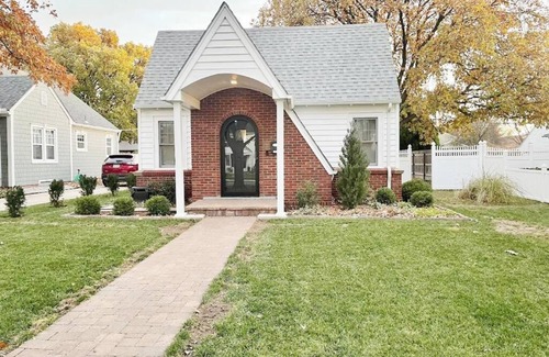 Great Bend House | Cozy Double King Suite Bungalow with free WiFi