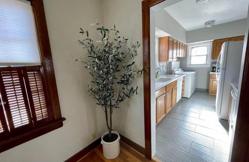 Great Bend House | Cozy Double King Suite Bungalow with free WiFi
