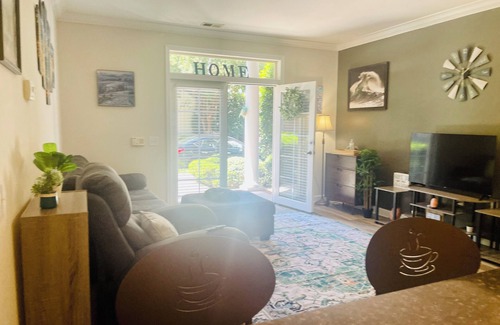 West Freemason Apartment | Cozy Downtown 1 Bedroom Apartment