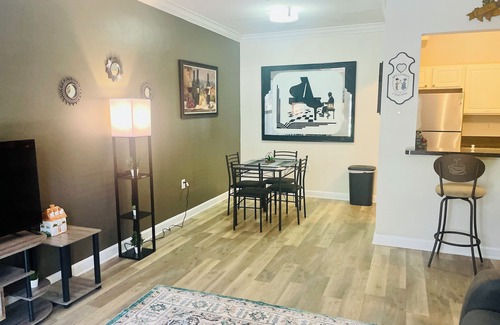 West Freemason Apartment | Cozy Downtown 1 Bedroom Apartment