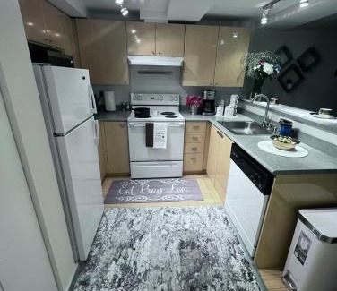 Belltown Apartment | Cozy Downtown Condo Retreat with Space Needle View
