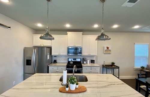 Mahncke Park House | Cozy Downtown: Two Suites, Alamo, Riverwalk, Zoo!