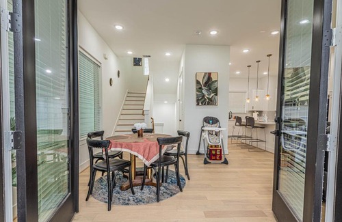 South Central Houston House | Cozy Duplex Mins to DT/MCTR, free wi-fi/Parking