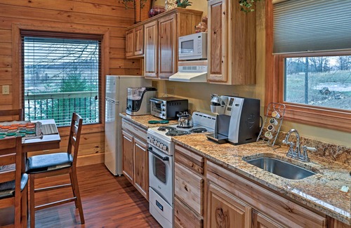 East Bernstadt Cabin | Cozy East Bernstadt Cabin w/Porch + Fishing Lake!