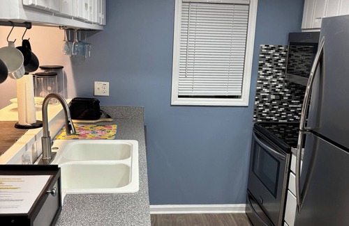 Mill Ridge Apartment | Cozy End Unit Condo with Porch and AC centrally located in Banner Elk, NC