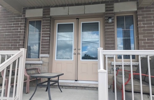 Bowmanville House | Cozy ensuite w/seperate entrance & balcony, 1 minute to grocery and Rotary Park