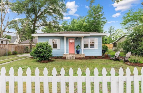 Fairhope Cottage | Cozy Fairhope Cottage – Walk to Fly Creek Marina and Sunset Point Restaurant!