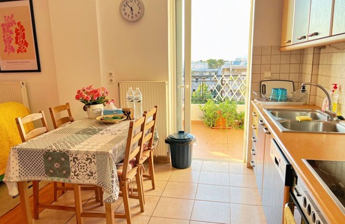 Agia Paraskevi Apartment | Cozy fairytal garden apartment, Family Friendly, Free Parking, 15 Min to Airport