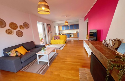 Agia Paraskevi Apartment | Cozy fairytal garden apartment, Family Friendly, Free Parking, 15 Min to Airport