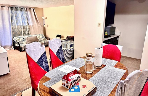Winnipeg Apartment | Cozy Family-Friendly 1BR Apartment/Downtown Free Parking,Wi-Fi, Balcony,Laundry
